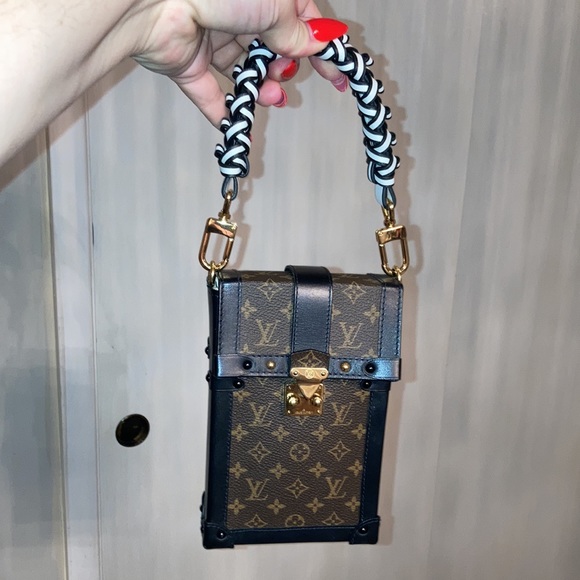 Louis Vuitton pochette trunk vertical in monogram with black trim. - Picture 11 of 11